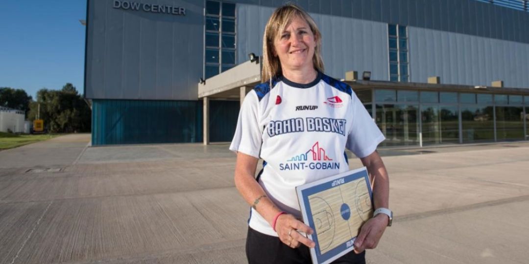 Laura Cors frente al Dow Center con una pizarra de básquet
